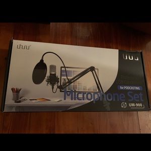 Never opened or used podcasting set! UM900